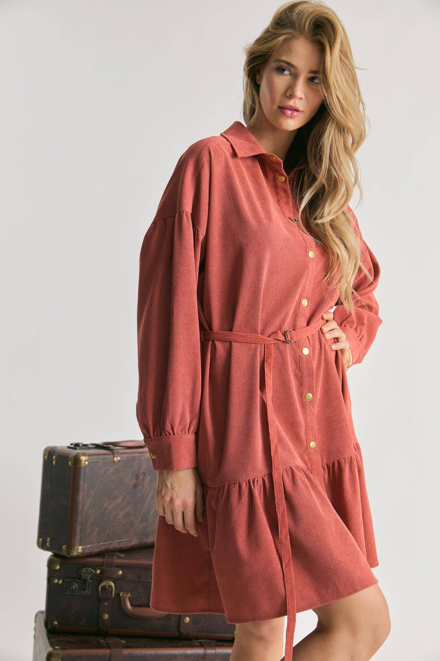 Davi & Dani - ROBE À NOUER À LA TAILLE AVEC ANNEAU EN D ET BOUTON SUR LE DEVANT